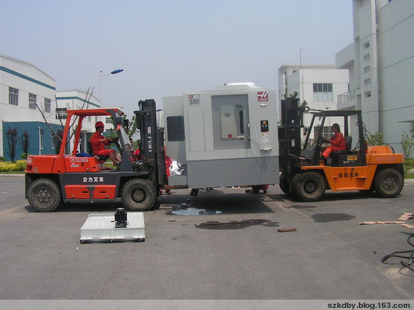 CNC機械裝卸搬運